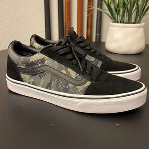Vans Black/white/camo size 9.5